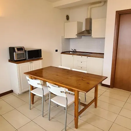 Apartment Villa Gli Ulivi - Ushuaia Apartment Lake & Garden View - Free Parking