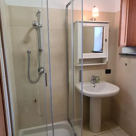 Villa Gli Ulivi - Ushuaia Apartment Lake & Garden View - Free Parking *